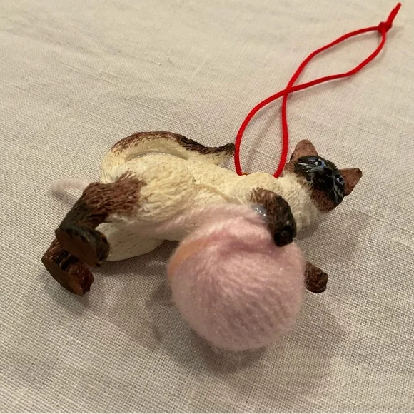Duo of Vintage Cat Ornaments Playing with Balls of Yarn in EVC - Picture 4 of 13